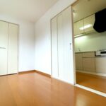 【男女別】一人暮らしの1LDKレイアウト例は？ 縦長間取りの活用や家具配置のコツも解説