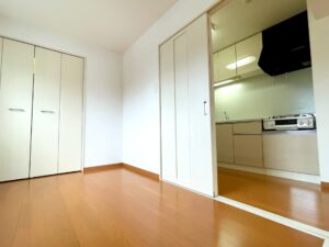 【男女別】一人暮らしの1LDKレイアウト例は？ 縦長間取りの活用や家具配置のコツも解説