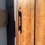 玄関ドアのリフォーム費用相場は？ 引き戸からドア、引き戸から開き戸にするケース別に解説します