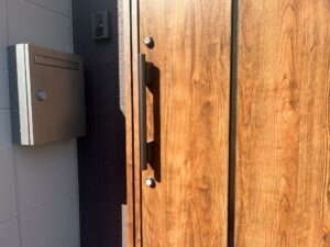 玄関ドアのリフォーム費用相場は？ 引き戸からドア、引き戸から開き戸にするケース別に解説します