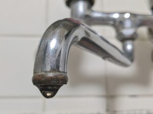 蛇口からのポタポタ水漏れを修理したい！パッキン交換の費用相場を徹底解説