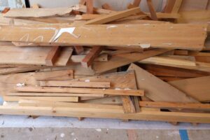 解体廃材の処分費用を徹底解説！木材・コンクリート別の相場と見積もり方法